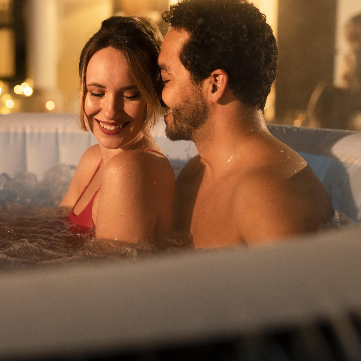 Para relaksująca się w SPA na tarasie. - ujęcie nr 2